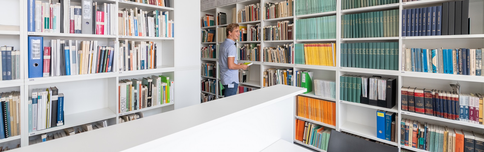 Bibliotheksraum der Smart Minerals GmbH