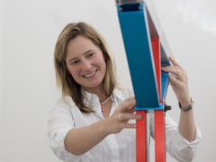 Dr. Susanne Gmainer mit einem Modell der Klappbrücke
